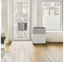 Mobile Split-Klimaanlage von Midea in hellem Zimmer. Inneneinheit mit Digitalanzeige, verbunden mit Außeneinheit am Balkongitter.