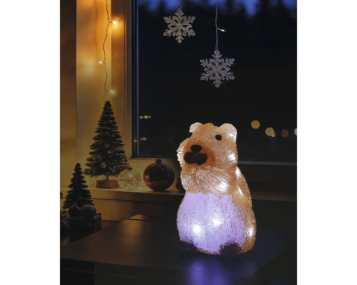 Beleuchtete LED-Weihnachtsfigur in Quokka-Form in einer weihnachtlich dekorierten Szene mit kleinen Tannenbäumen.