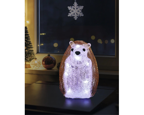 LED-Deko-Figur Igel aus Acryl mit kristalliner Oberfläche, stehend auf einem Tisch in einem festlich dekorierten Raum mit Weihnachtsdekoration.