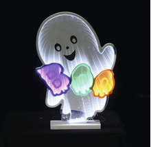Halloween-Lichtdekoration lächelnder Geist mit Unendlichkeits-Spiegel-Effekt und leuchtendem Boo-Schriftzug auf einem weißen Standfuß.