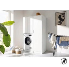 Weißer Waschmaschinenschrank und Hochschrank mit integrierter Waschmaschine in einem hellen Hausarbeitsraum mit Wäscheständer und Wäschekörben. (Image AI modified or generated)
