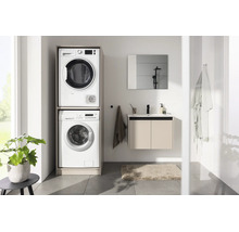 Modernes Badezimmer mit Waschmaschinenumbau für Waschmaschine und Trockner übereinander, Waschbeckenunterschrank und Spiegel.