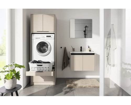Helles Badezimmer mit beigefarbenem Waschmaschinenschrank inklusive Waschmaschine und ausziehbarer Ablage für Wäschekorb sowie passendem Waschtisch.