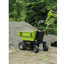 Zipper Elektro-Dumper auf einer Baustelle neben einem Sandhaufen und einem Baggerarm.