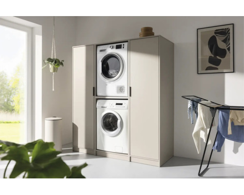 Moderner Waschmaschinenschrank in Beige mit zwei Hochschränken und Nische für Waschmaschine und Trockner