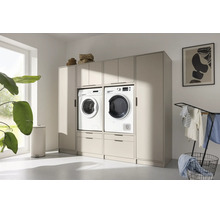 Moderner Waschmaschinenschrank in Beige mit integrierter Waschmaschine, Wäschetrockner, Auszügen und Oberschränken in einer hellen Waschküche.
