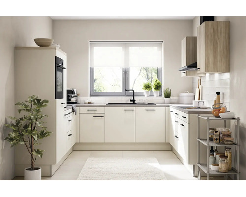 Moderne helle Einbauküche in U-Form mit hellen Fronten, schwarzen Griffen, Holzoberschränken, Fenster und Küchenwagen.
