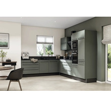 Moderne L-Küche mit salbeigrünen Fronten, dunkler Arbeitsplatte, Einbaubackofen und Mikrowelle in hellem Design.