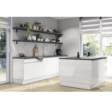 Moderne, helle Küche mit weißen Hochglanzfronten, Kochinsel, dunkler Arbeitsplatte, offenen Regalen und Holzboden in Fischgrätoptik.