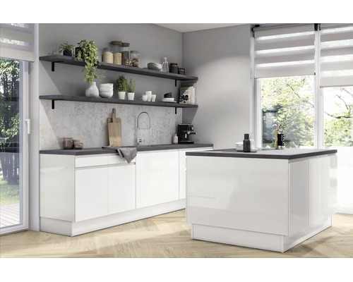 Moderne, helle Küche mit weißen Hochglanzfronten, Kochinsel, dunkler Arbeitsplatte, offenen Regalen und Holzboden in Fischgrätoptik.