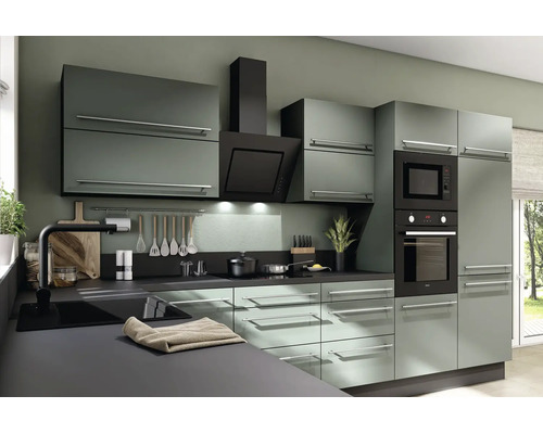 Moderne Einbauküche in Graugrün mit schwarzen Einbaugeräten, Backofen, Dunstabzugshaube und dunkler Arbeitsplatte in organisierter Atmosphäre.