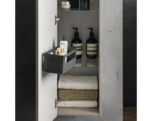 Geöffneter Badezimmerschrank mit Handtüchern, Kosmetikflaschen auf Glasböden und einer Ordnungsbox an der Türinnenseite.