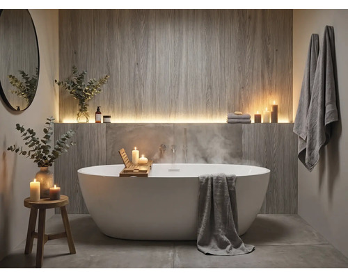 Modernes Badezimmer mit einer freistehenden ovalen Badewanne, Wandverkleidung in Holzoptik und indirekter Beleuchtung.