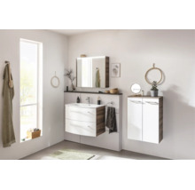 Modernes Badmöbel-Set in Holzoptik und Weiß mit Waschtisch, Spiegelschrank und Hängeschrank in einem hellen Badezimmer.
