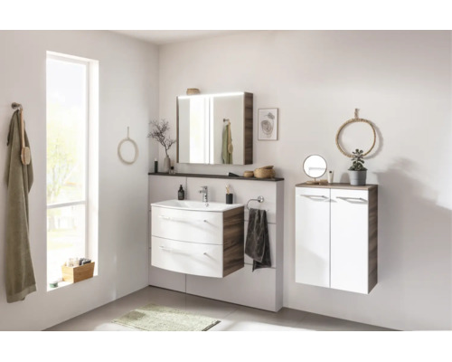 Modernes Badmöbel-Set in Holzoptik und Weiß mit Waschtisch, Spiegelschrank und Hängeschrank in einem hellen Badezimmer.
