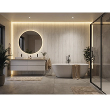 Modernes Badezimmer mit beleuchtetem Rundspiegel, weißem Doppelwaschtisch, freistehender Wanne und Glasdusche. Wandpaneele in Holzoptik.