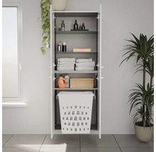 Weißer Badezimmer-Hochschrank mit geöffneten Türen, integriertem Wäschekorb, Glasböden und Ablagefächern im hellen Raum.