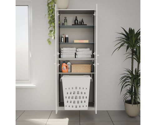 Weißer Badezimmer-Hochschrank mit geöffneten Türen, integriertem Wäschekorb, Glasböden und Ablagefächern im hellen Raum.
