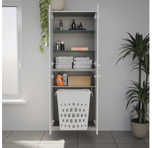 Offener Hochschrank im Badezimmer mit Regalfächern, Handtüchern, Pflegeprodukten und einem integrierten Wäschekorb.