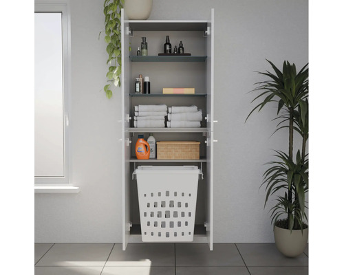 Offener Hochschrank im Badezimmer mit Regalfächern, Handtüchern, Pflegeprodukten und einem integrierten Wäschekorb.
