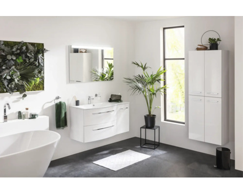 Modernes, helles Badezimmer mit Waschtischunterschrank, beleuchtetem Spiegel, hohem Hängeschrank und freistehender Badewanne.