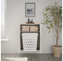 Weißer Wäscheschrank zur Wandmontage mit integriertem Wäschekorb und Ablagefach für Handtücher in einem modernen Badezimmer.