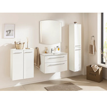 Helles Badezimmer mit modernen, weißen Badmöbeln: Waschtisch mit Unterschrank, Wand- und Hochschrank sowie ein beleuchteter Wandspiegel.