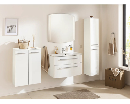 Helles Badezimmer mit modernen, weißen Badmöbeln: Waschtisch mit Unterschrank, Wand- und Hochschrank sowie ein beleuchteter Wandspiegel.