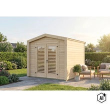 Ein helles Holzgartenhaus mit Satteldach und Doppeltür mit Lamellenfenstern steht auf einer Terrasse in einem grünen Garten. (Image AI modified or generated)