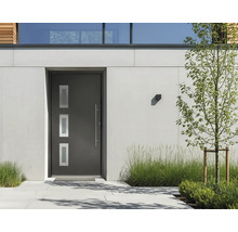Moderne Hauseingangstür in Anthrazit mit drei rechteckigen Lichtausschnitten und Edelstahl-Stoßgriff in einer hellen Fassade.