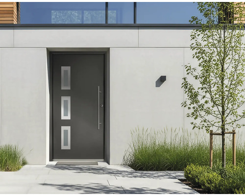 Moderne Hauseingangstür in Anthrazit mit drei rechteckigen Lichtausschnitten und Edelstahl-Stoßgriff in einer hellen Fassade.
