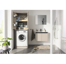 Modernes Badezimmer mit Waschmaschinenschrank, Waschbeckenunterschrank, Spiegel und Fliesenboden.