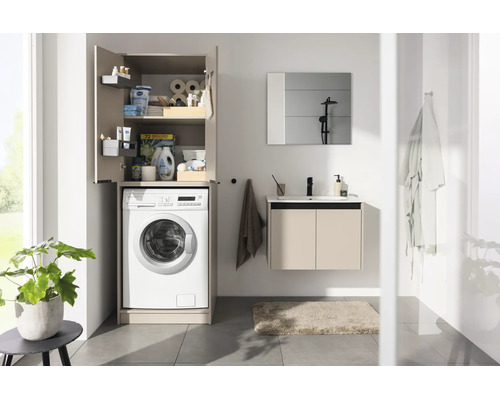 Modernes Badezimmer mit Waschmaschinenschrank, Waschbeckenunterschrank, Spiegel und Fliesenboden.