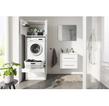 Modernes, helles Badezimmer mit weißem Waschmaschinenschrank, Waschbeckenunterschrank, Spiegel und Zimmerpflanze.