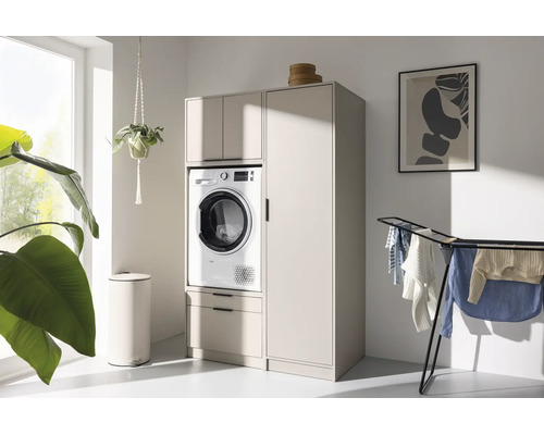 Moderner Waschmaschinenschrank mit Hochschrank, Schubladen und Nische für Waschmaschine oder Trockner im Hauswirtschaftsraum.