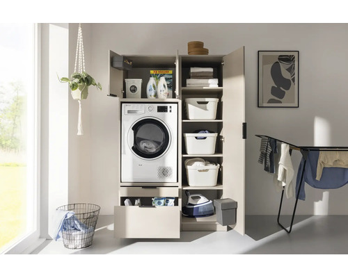 Waschmaschinenschrank in Beige mit integriertem Trockner, geöffneten Türen, Schublade, Regalen, Körben, Bügeleisen und Wäscheständer.