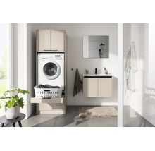 Modernes Badezimmer mit sandfarbenem Waschmaschinenschrank, Waschbeckenunterschrank, Spiegel und weißer Waschmaschine.