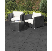 Terrasse mit anthrazitfarbenen Klickfliesen aus Holz-Kunststoff-Verbundmaterial, zwei Polyrattan-Sesseln mit hellen Polstern und einem Beistelltisch.