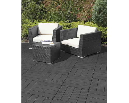 Terrasse mit anthrazitfarbenen Klickfliesen aus Holz-Kunststoff-Verbundmaterial, zwei Polyrattan-Sesseln mit hellen Polstern und einem Beistelltisch.