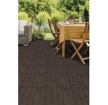 Helle Terrasse mit dunkelbraunen Holz-Kunststoff-Terrassenfliesen, hölzernen Gartenmöbeln und Blick in einen üppigen, grünen Garten.