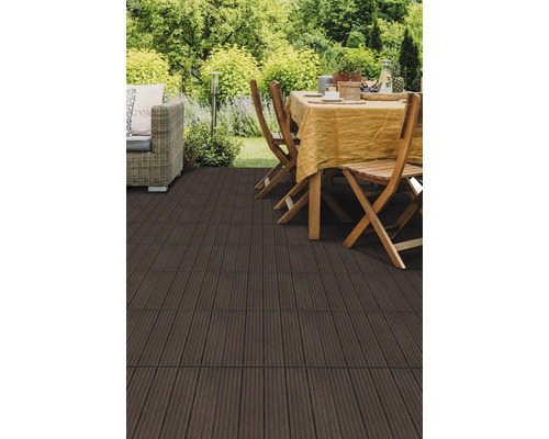 Helle Terrasse mit dunkelbraunen Holz-Kunststoff-Terrassenfliesen, hölzernen Gartenmöbeln und Blick in einen üppigen, grünen Garten.