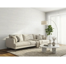 Helles Wohnzimmer mit hellen Wandpaneelen in Holzoptik, modernem Sofa, Marmortisch und Bogenleuchte in organisierter Atmosphäre.