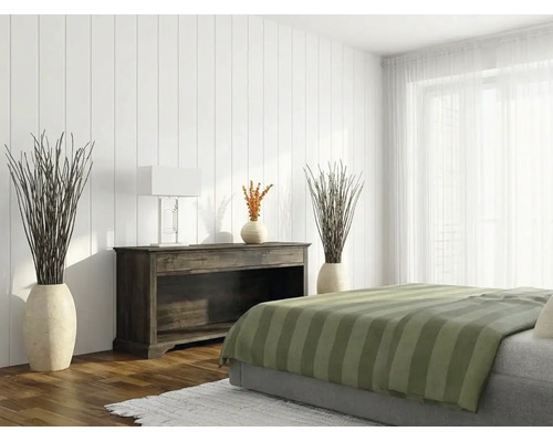 Helles Schlafzimmer mit weißen vertikalen Wandpaneelen, einem dunklen Sideboard aus Holz und einem Bett mit grün gestreifter Decke.