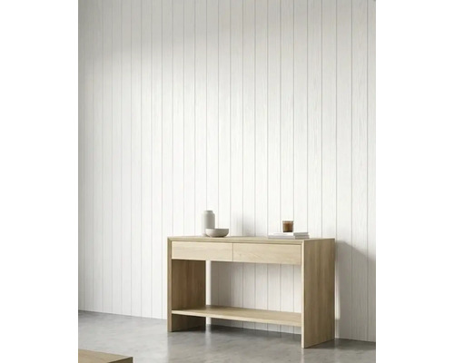 Weiße Wandpaneele aus Holz mit vertikaler Struktur hinter einem hellen Konsolentisch in einem minimalistisch eingerichteten Raum.