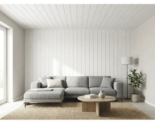 Modernes Wohnzimmer mit grauem Sofa, Holz-Couchtisch, Jute-Teppich, Stehlampe und Pflanze vor einer Wand und Decke mit Holzvertäfelung.