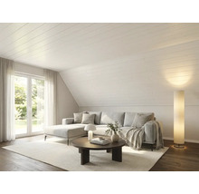 Helles Wohnzimmer mit weißer Holzpaneeldecke an der Dachschräge, grauem Ecksofa, rundem Couchtisch und Stehleuchte.