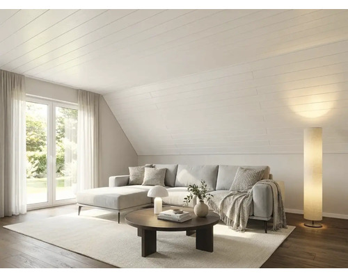 Helles Wohnzimmer mit weißer Holzpaneeldecke an der Dachschräge, grauem Ecksofa, rundem Couchtisch und Stehleuchte.