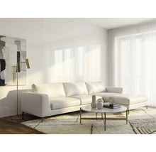 Helles, modernes Wohnzimmer mit weißem Lederecksofa, rundem Marmor-Couchtisch, goldener Stehlampe und vertikalen Wandpaneelen.