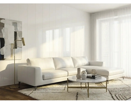 Helles, modernes Wohnzimmer mit weißem Lederecksofa, rundem Marmor-Couchtisch, goldener Stehlampe und vertikalen Wandpaneelen.