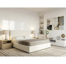 Helles Schlafzimmer mit weißem Polsterbett, Nachttischen aus hellem Holz, Wandpaneelen und Einbauregalen im minimalistischen Design.